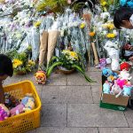 سوگواران هنگ‌کنگ برای ادای احترام پس از آتش‌سوزی مرگبار در تای پو صف می‌بندند